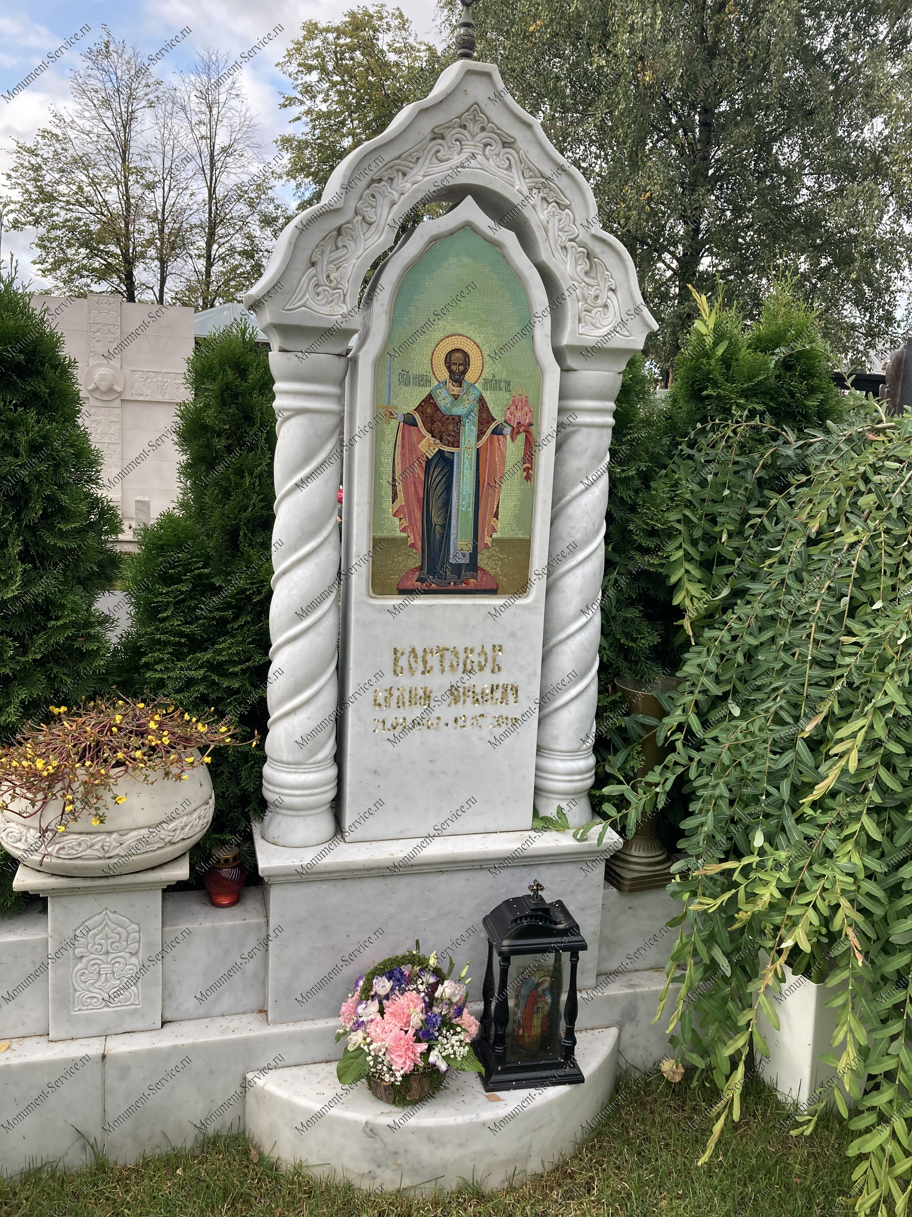 Мраморный памятник